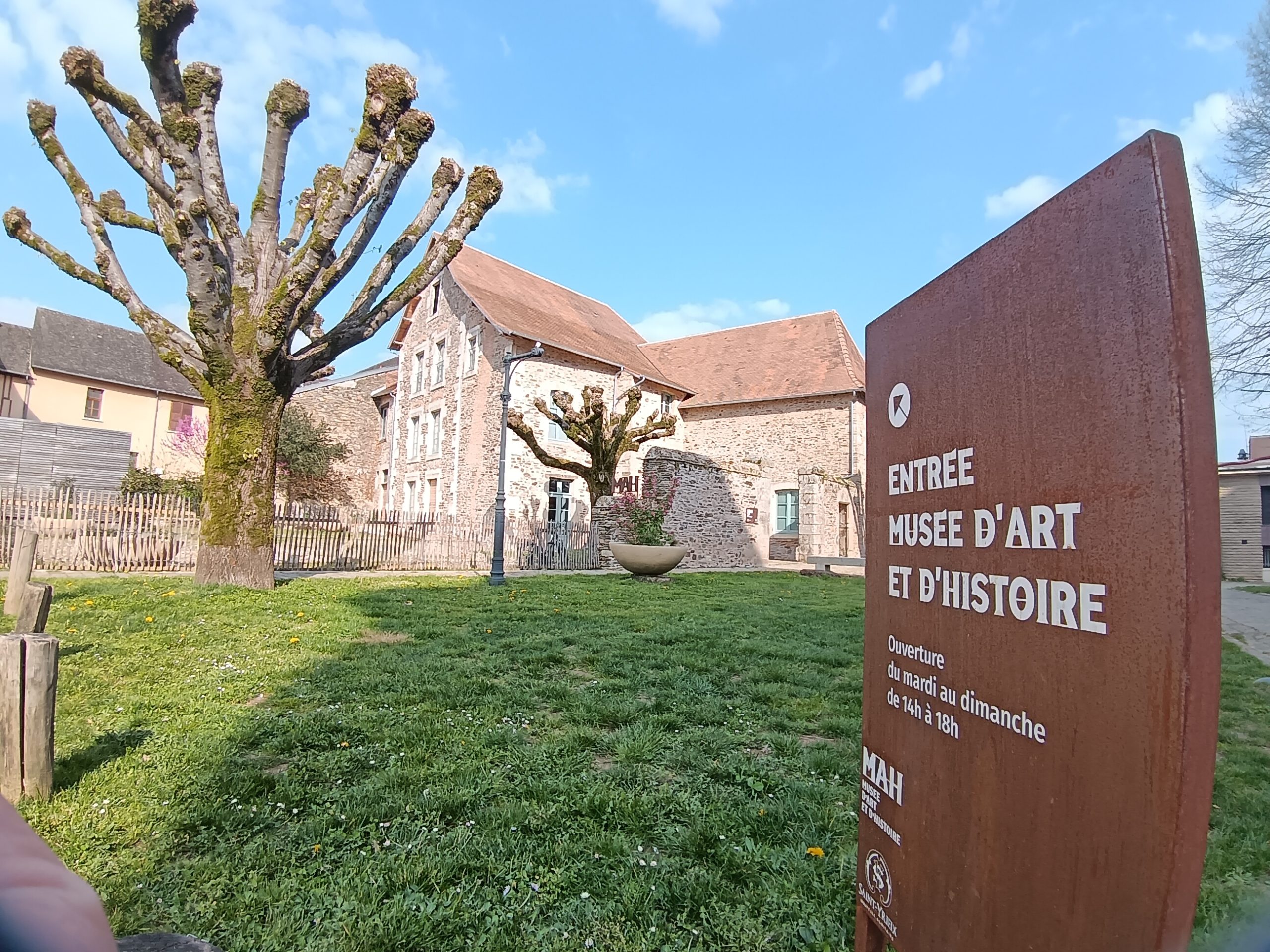 Marché couvert de la salle de la Halle de St-Yriex-La-Perche